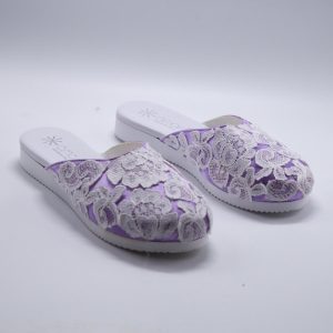 Rosa: Pantofole da Sposa in raso lilla con Pizzo di rose bianco
