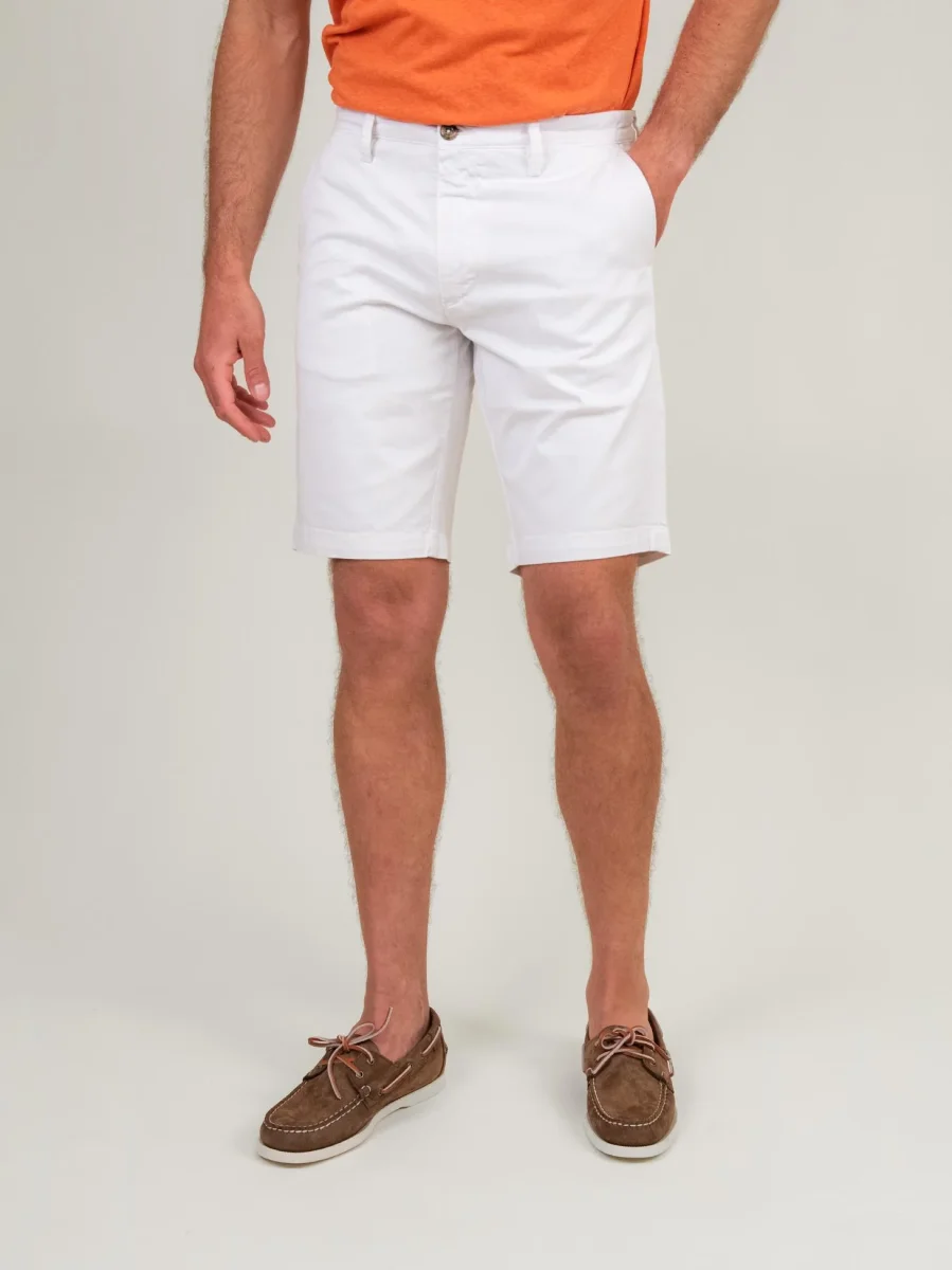 BERMUDA BIANCO CON TASCHE A FILO