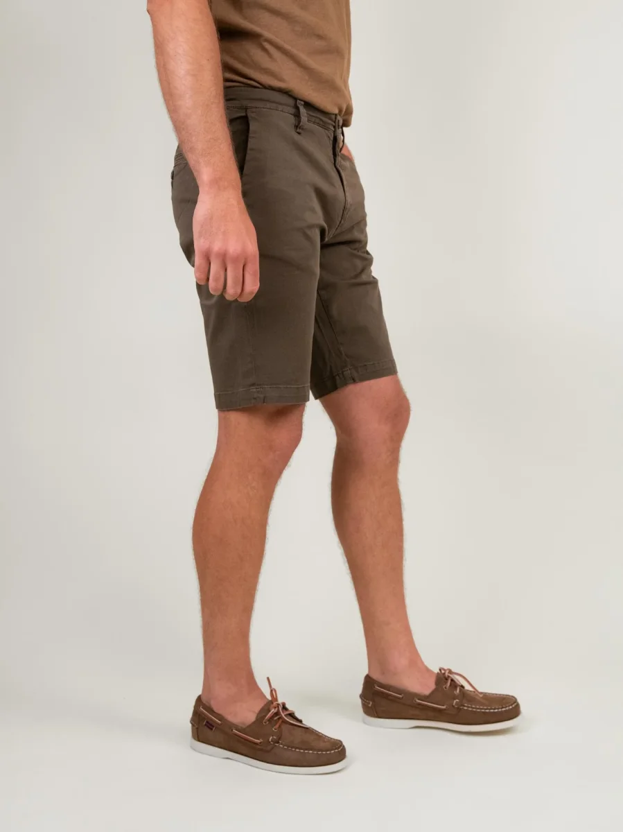 BERMUDA VERDONE CON TASCHE A FILO - immagine 3