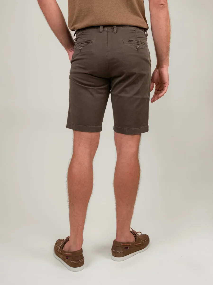 BERMUDA VERDONE CON TASCHE A FILO - immagine 4