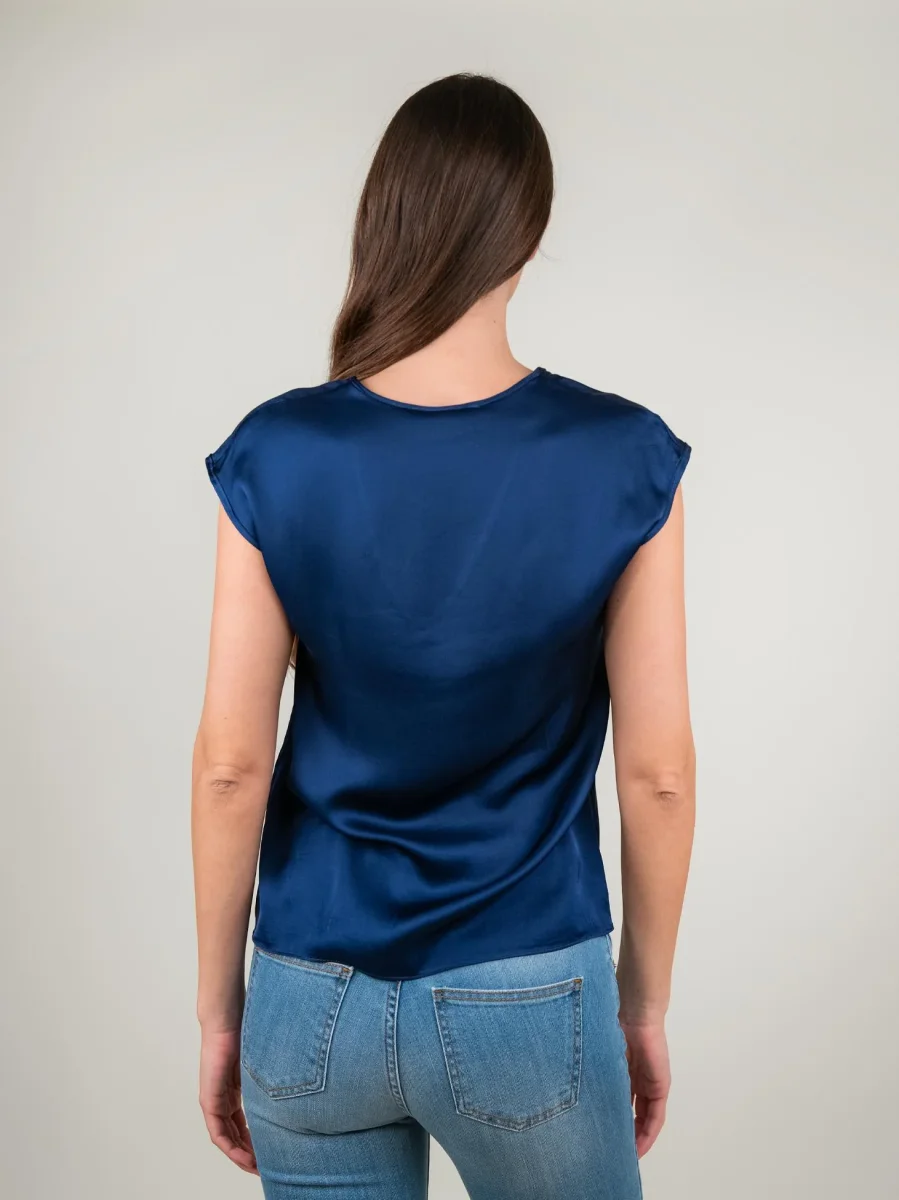BLUSA CON SCOLLO A V E MANICA CORTA IN RASO BLU - immagine 4