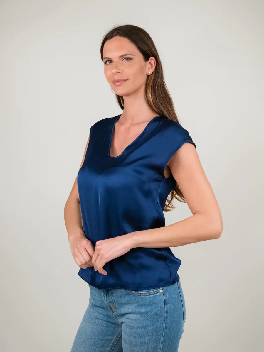 BLUSA CON SCOLLO A V E MANICA CORTA IN RASO BLU - immagine 3