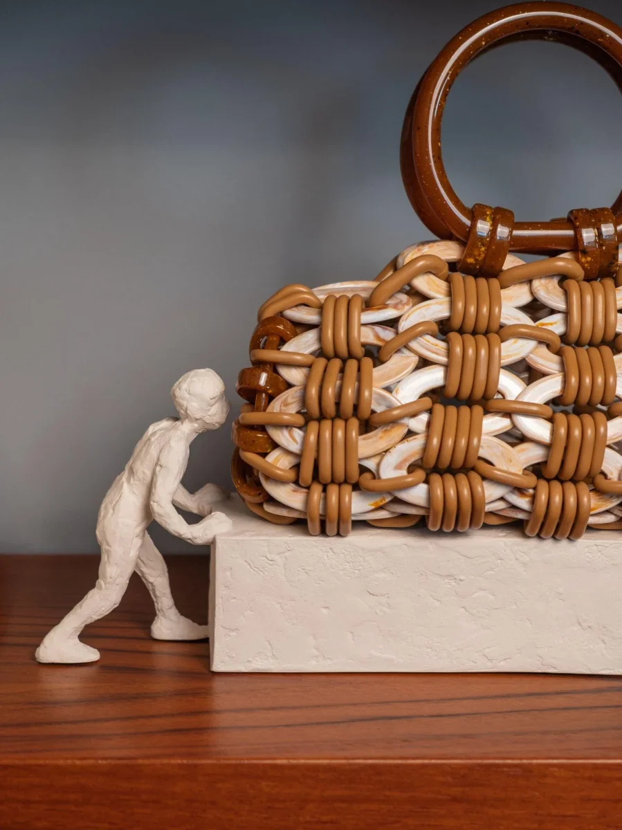 BORSA A MANO LOOP IN RESINA MULTICOLOR CARAMELLO - immagine 9