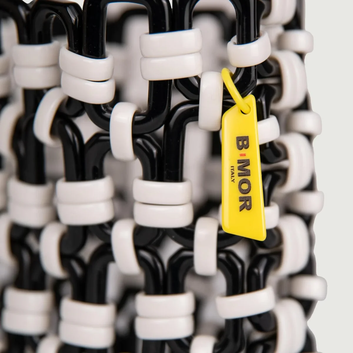 BORSA A SPALLA IN RESINA BICOLORE BIANCO E NERO "SCOOBY" - immagine 4