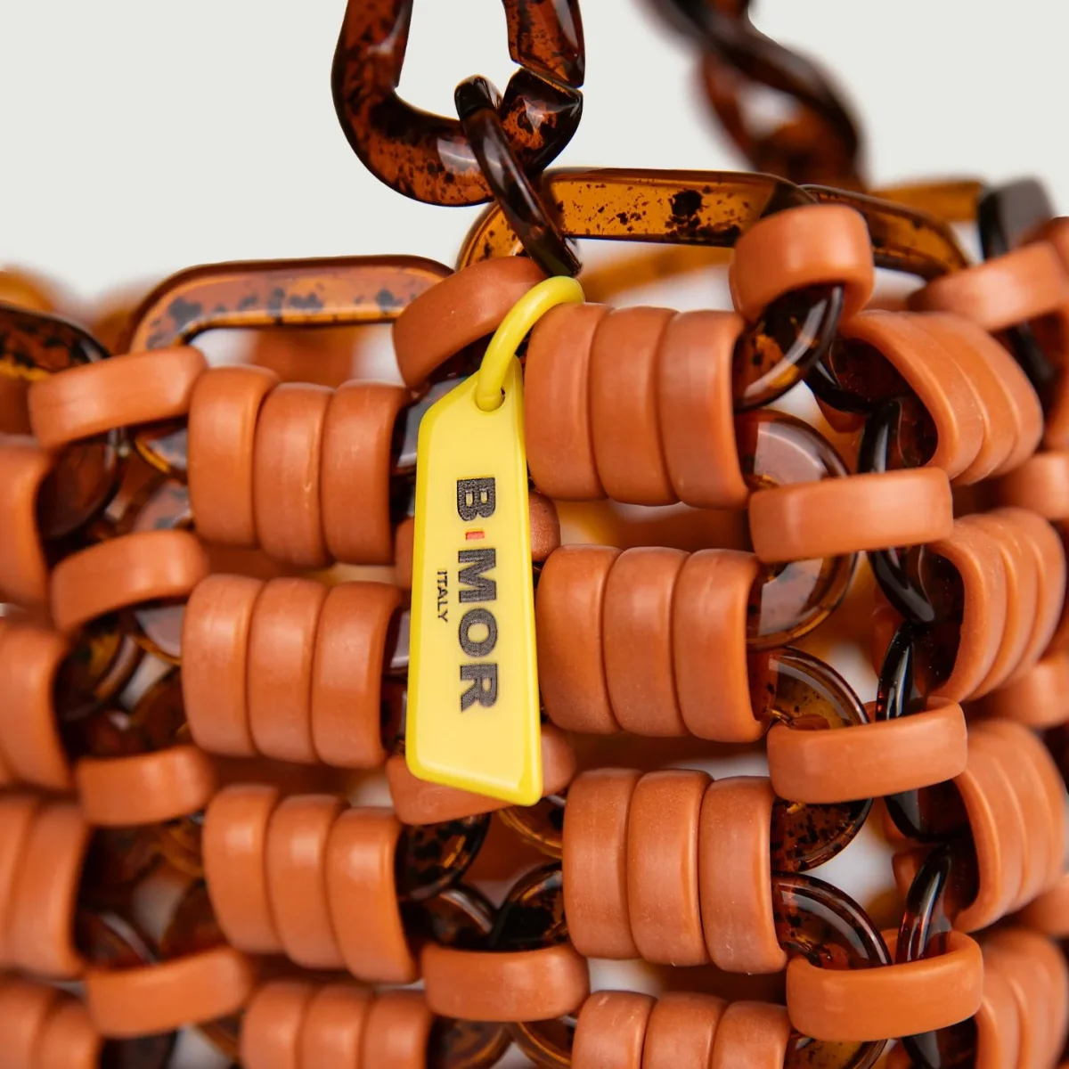 BORSA A SPALLA IN RESINA BICOLORE MATTONE E MARRONE "BASKET" - immagine 4