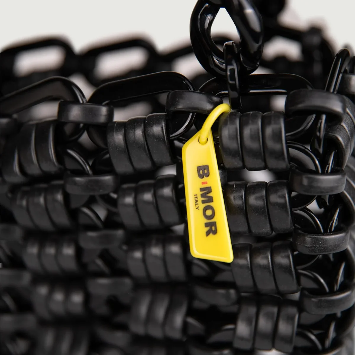 BORSA A SPALLA IN RESINA NERA "BASKET" - immagine 4