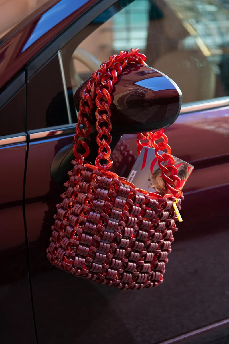 BORSA A SPALLA IN RESINA ROSSA "BASKET" - immagine 7