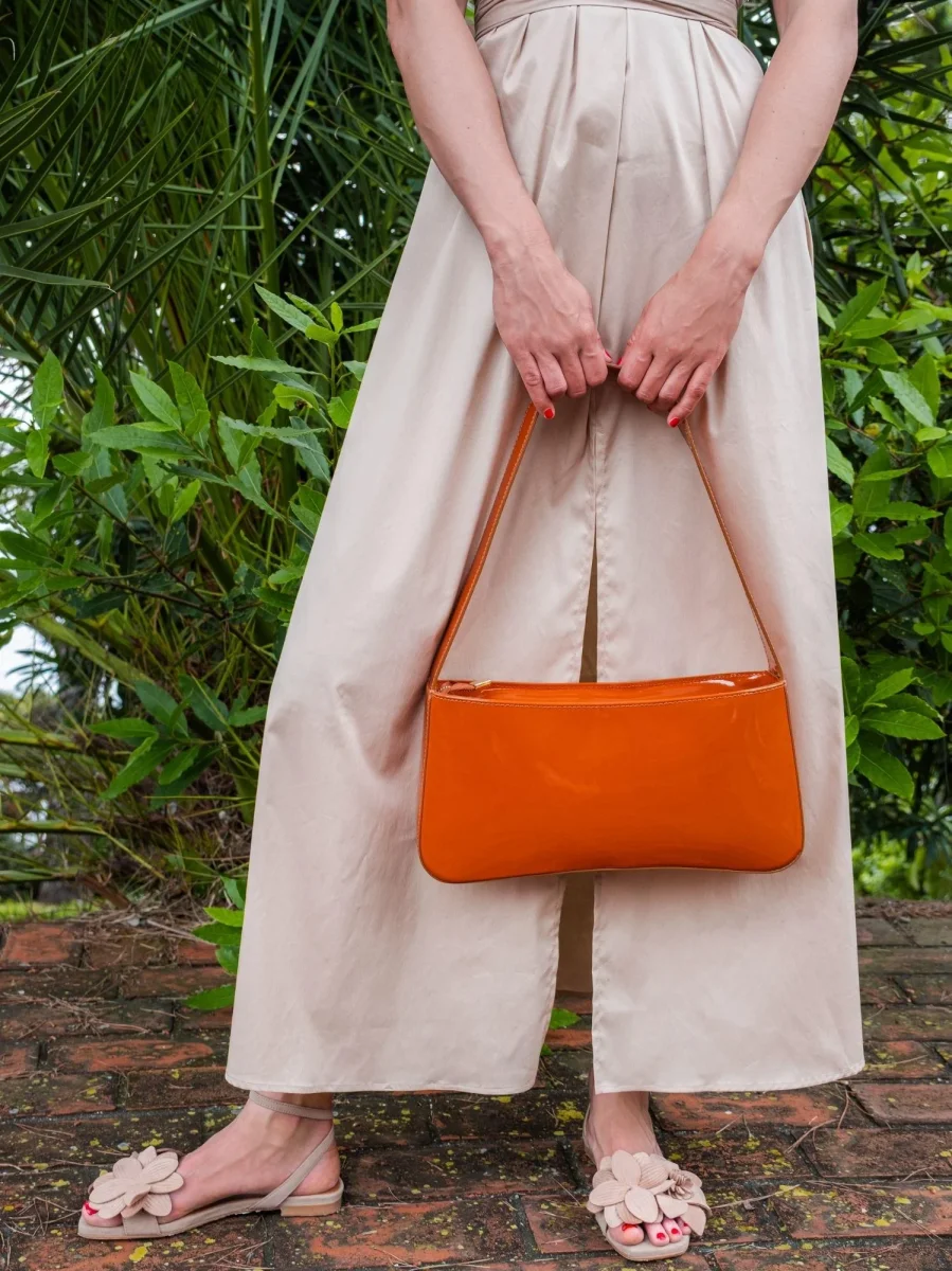 BORSA A SPALLA SEVENTY ARANCIO IN VERNICE - immagine 8