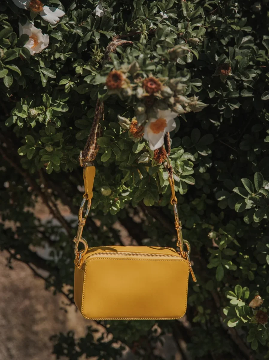 BORSA A TRACOLLA IN PELLE GIALLA CON DOPPIA TASCA - immagine 6