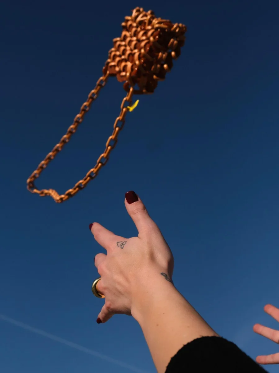 BORSA A TRACOLLA IN RESINA MARRONE E CUOIO "VHS" - immagine 7