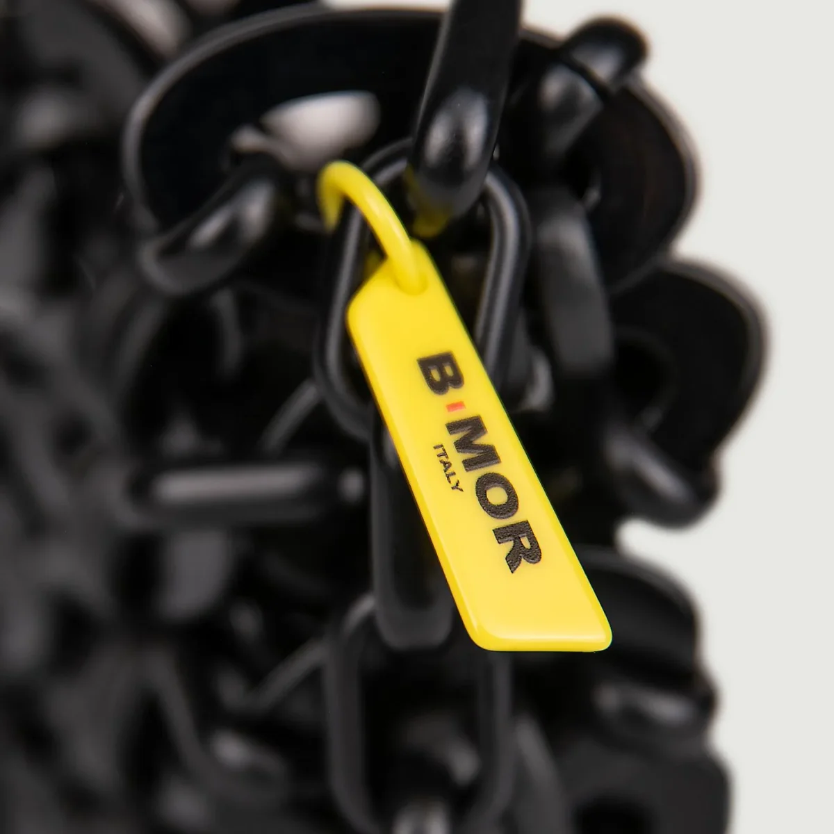 BORSA A TRACOLLA IN RESINA NERA "VHS" - immagine 4