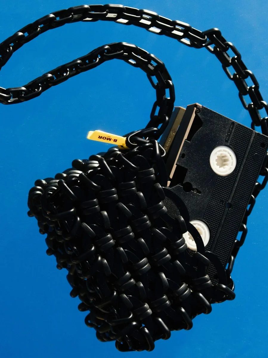 BORSA A TRACOLLA IN RESINA NERA "VHS" - immagine 7