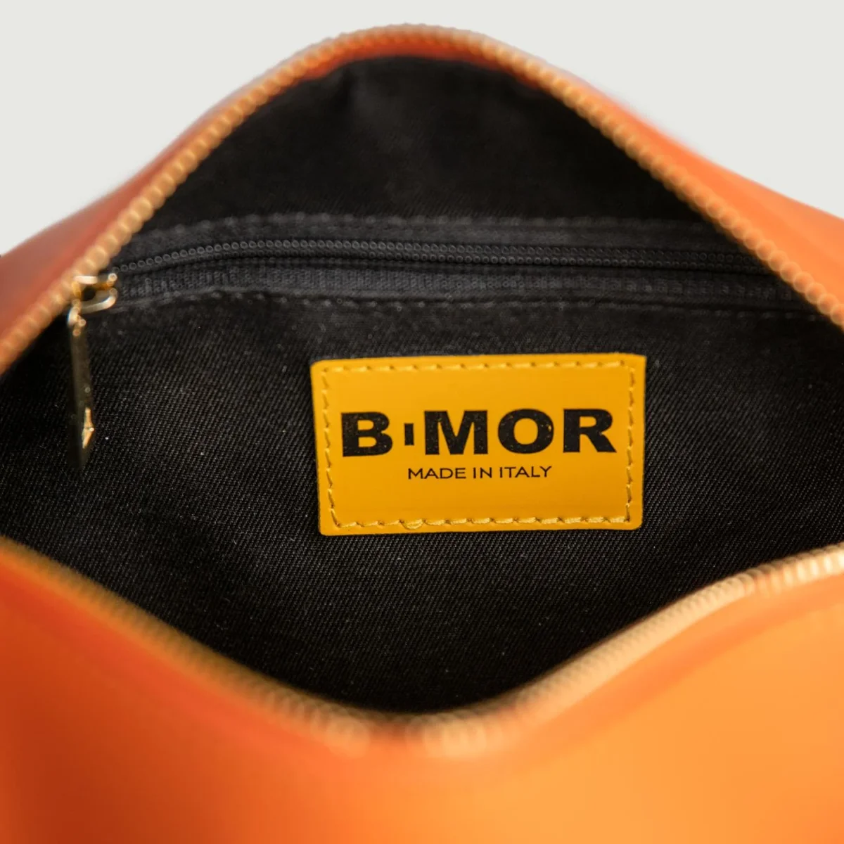 BORSA CILINDRO A TRACOLLA IN PELLE ARANCIONE "CIRCULAR" - immagine 6