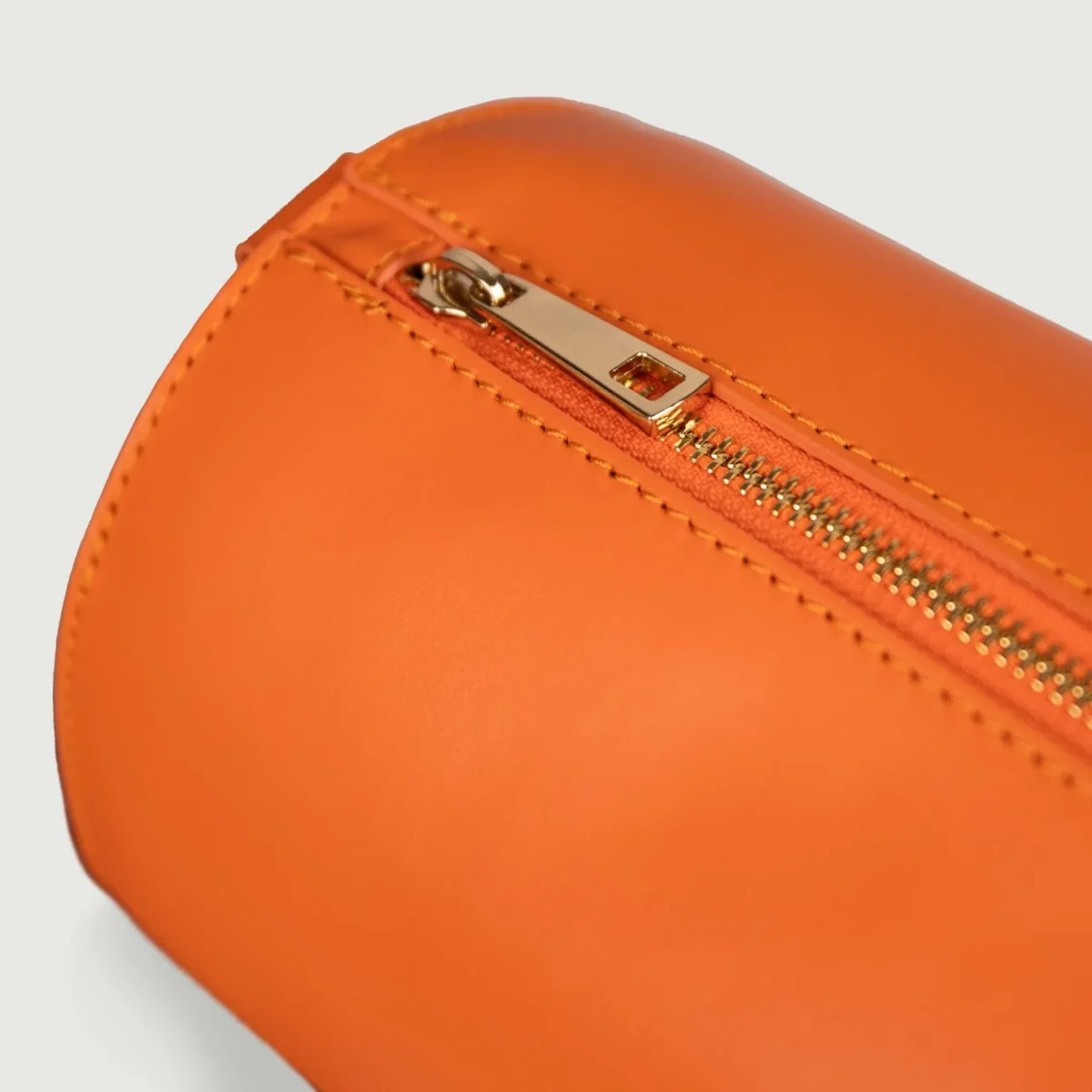 BORSA CILINDRO A TRACOLLA IN PELLE ARANCIONE "CIRCULAR" - immagine 5