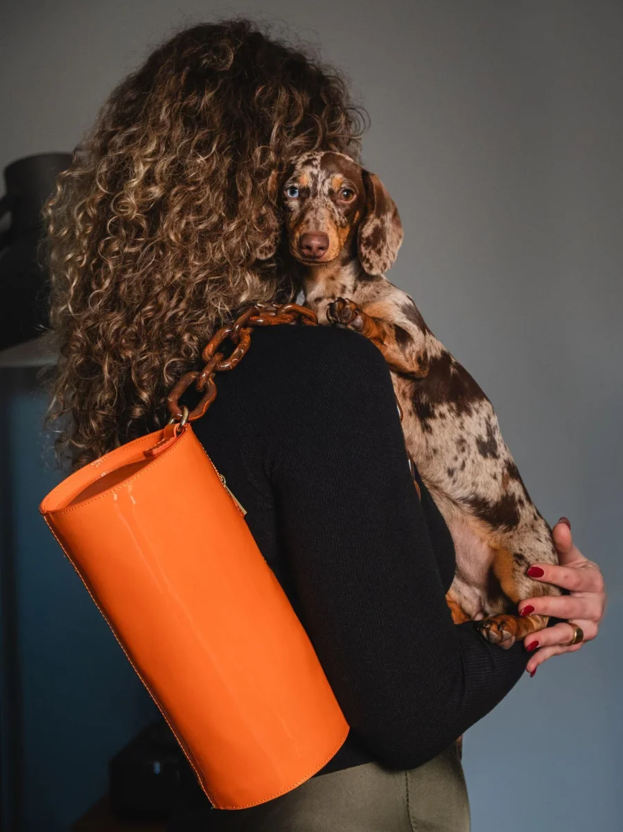 BORSA CILINDRO CIRCULAR ARANCIONE IN PELLE VERNICE - immagine 6