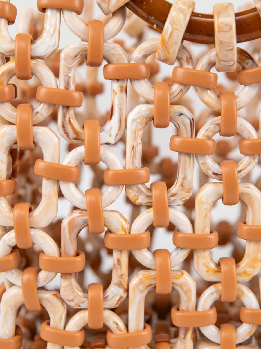 BORSA CON MANICI DOLL IN RESINA MULTICOLOR CARAMELLO - immagine 5