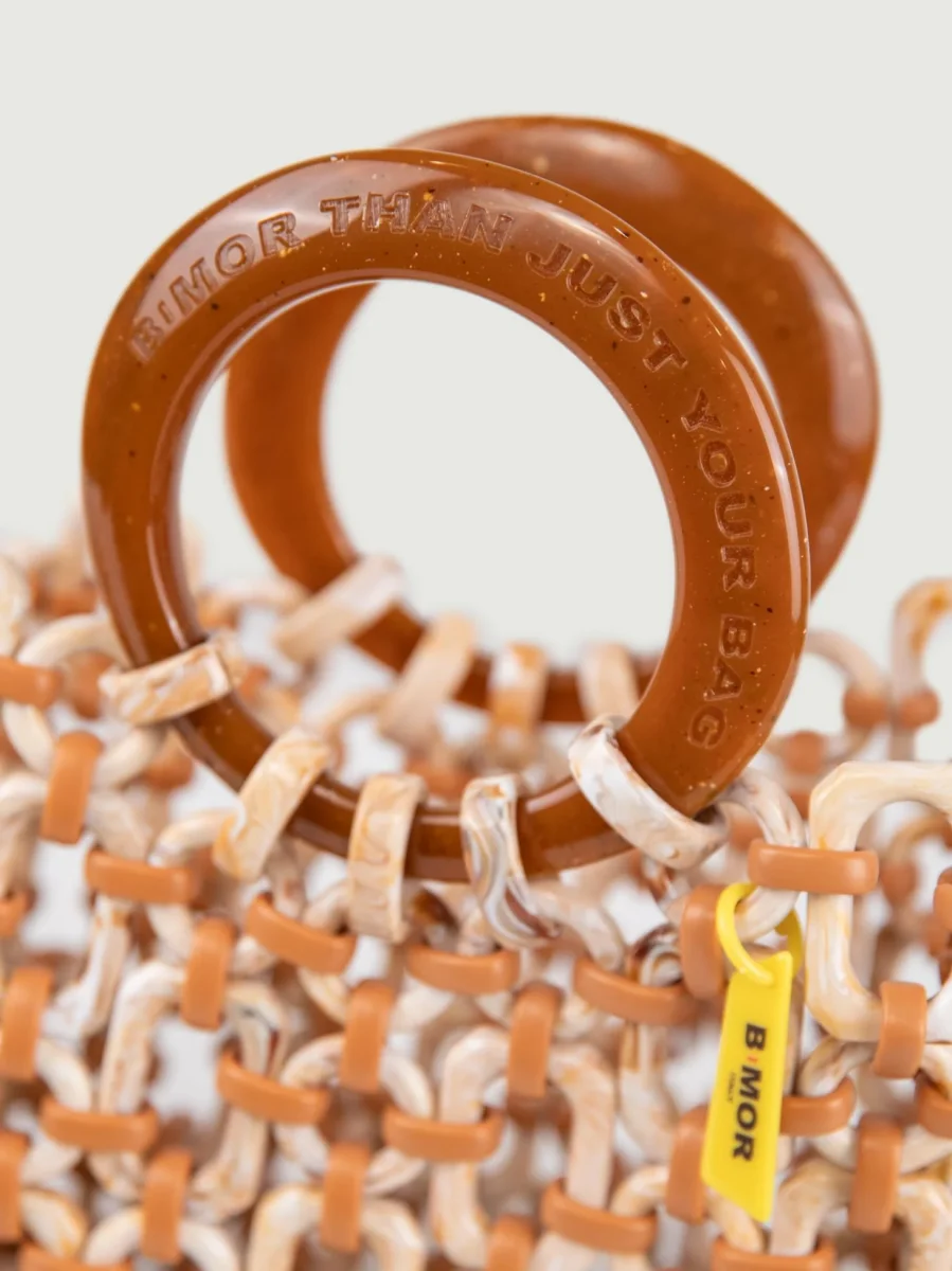 BORSA CON MANICI DOLL IN RESINA MULTICOLOR CARAMELLO - immagine 6