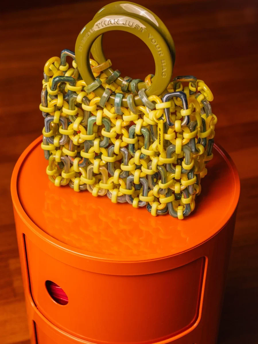 BORSA CON MANICI DOLL IN RESINA MULTICOLOR LIME - immagine 8