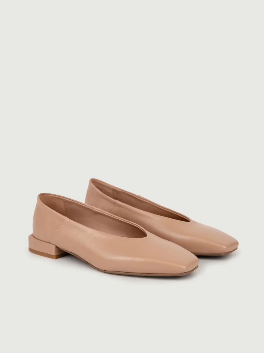 Ballerina in pelle beige con punta squadrata - immagine 3