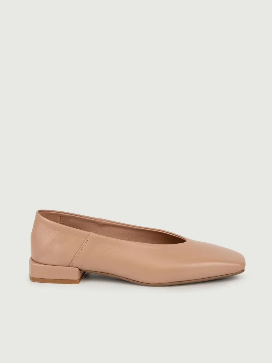 Ballerina in pelle beige con punta squadrata