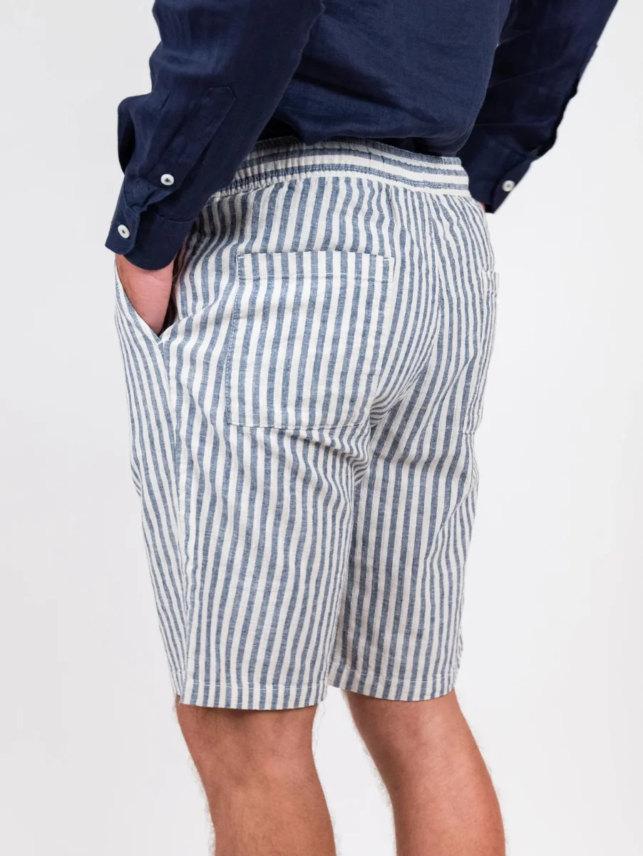 Bermuda a maxi righe blu in misto lino e cotone - immagine 4