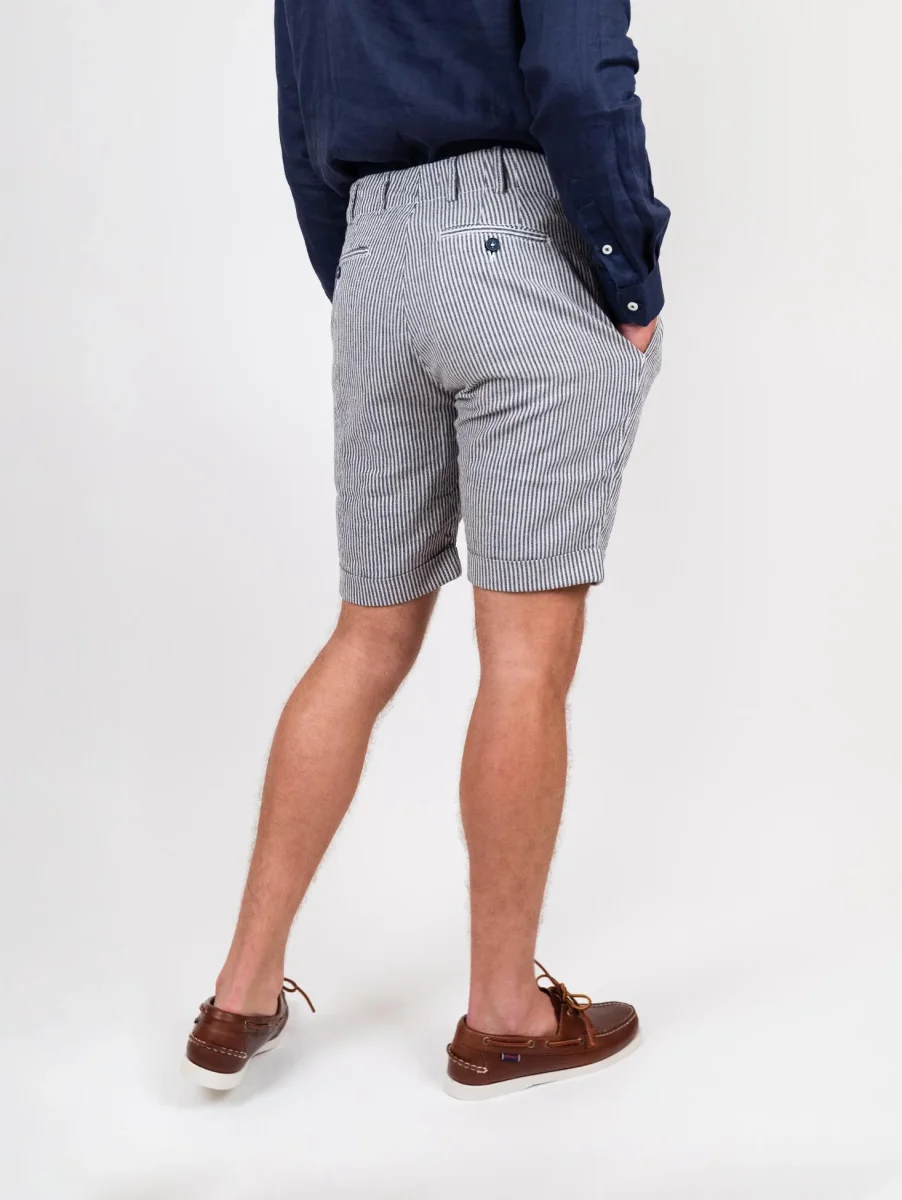 Bermuda a righe blu in misto lino e cotone - immagine 4