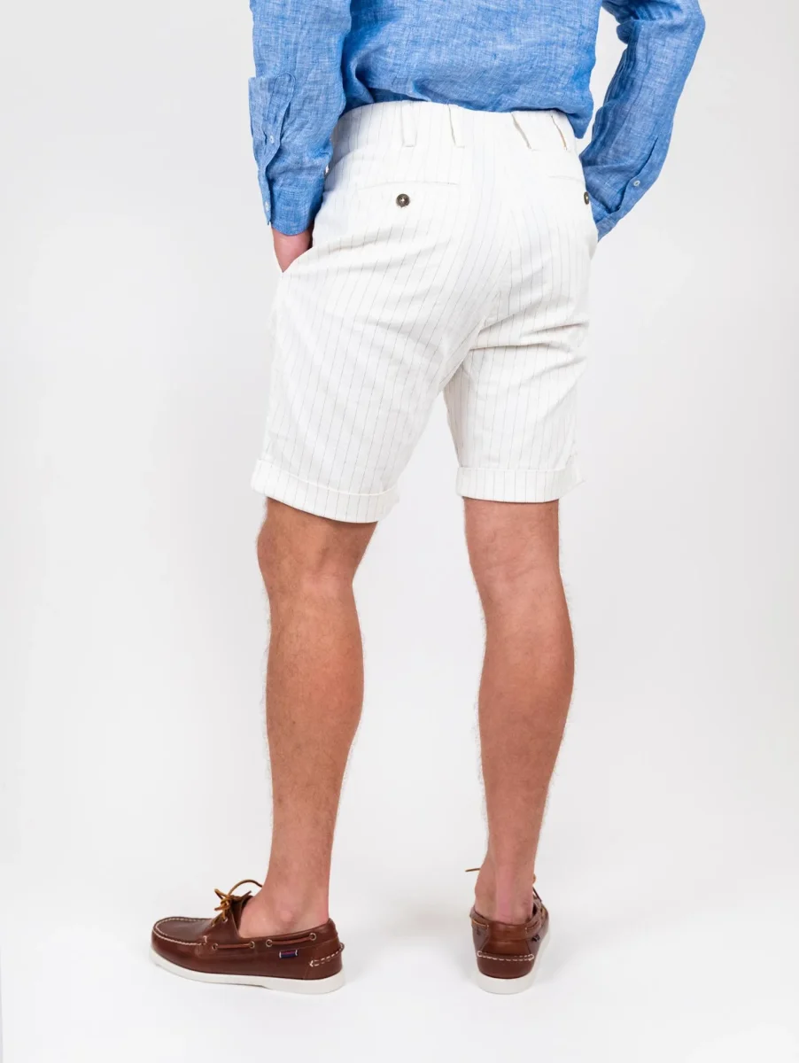 Bermuda bianco in lino e cotone con micro righe blu - immagine 4