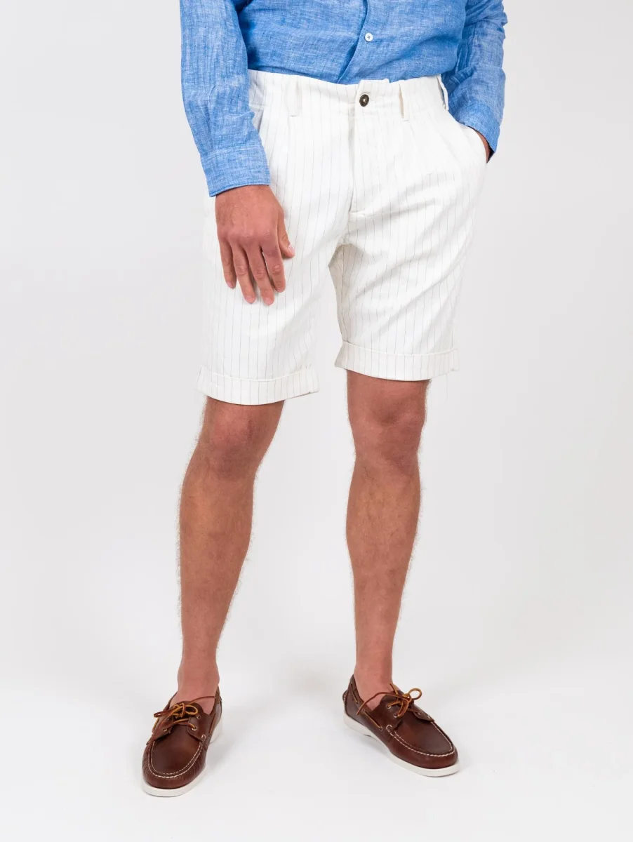 Bermuda bianco in lino e cotone con micro righe blu