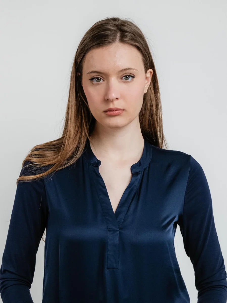 Blusa in raso blu navy - immagine 5