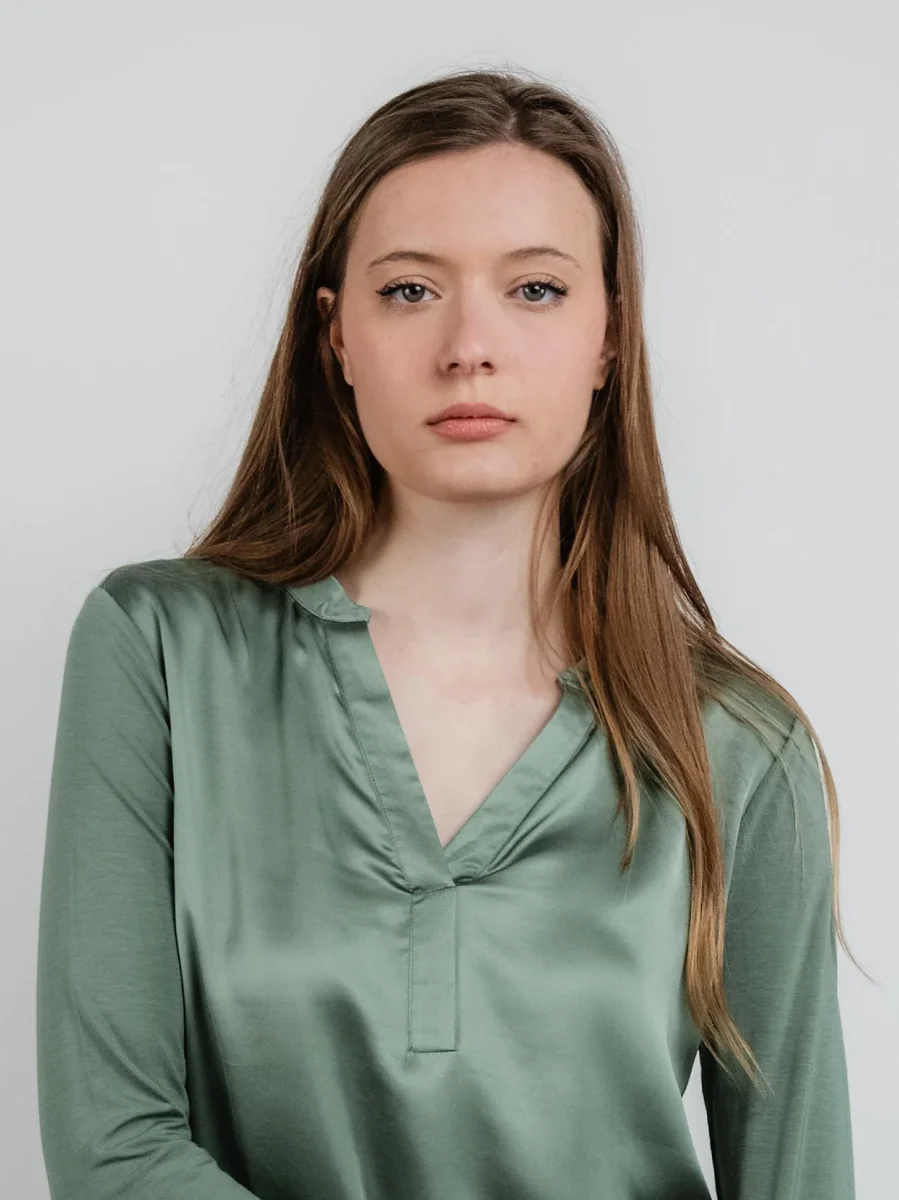 Blusa in raso verde salvia - immagine 5