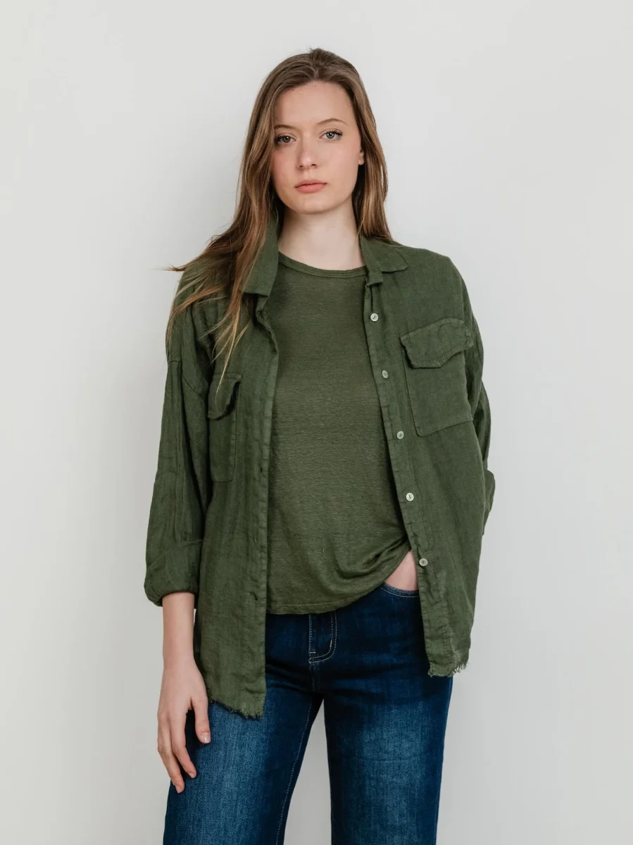 CAMICIA IN LINO VERDE SALVIA CON FONDO SFRANGIATO