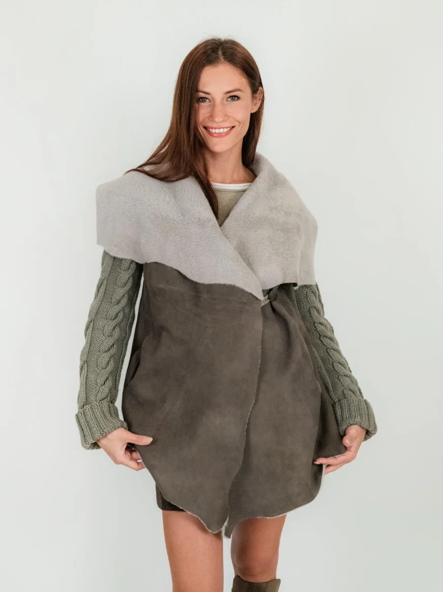 CAPPOTTO IN PELLE E MAGLIA CON TRECCE