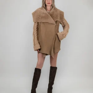 Cappotto in pelle e maglia con trecce beige