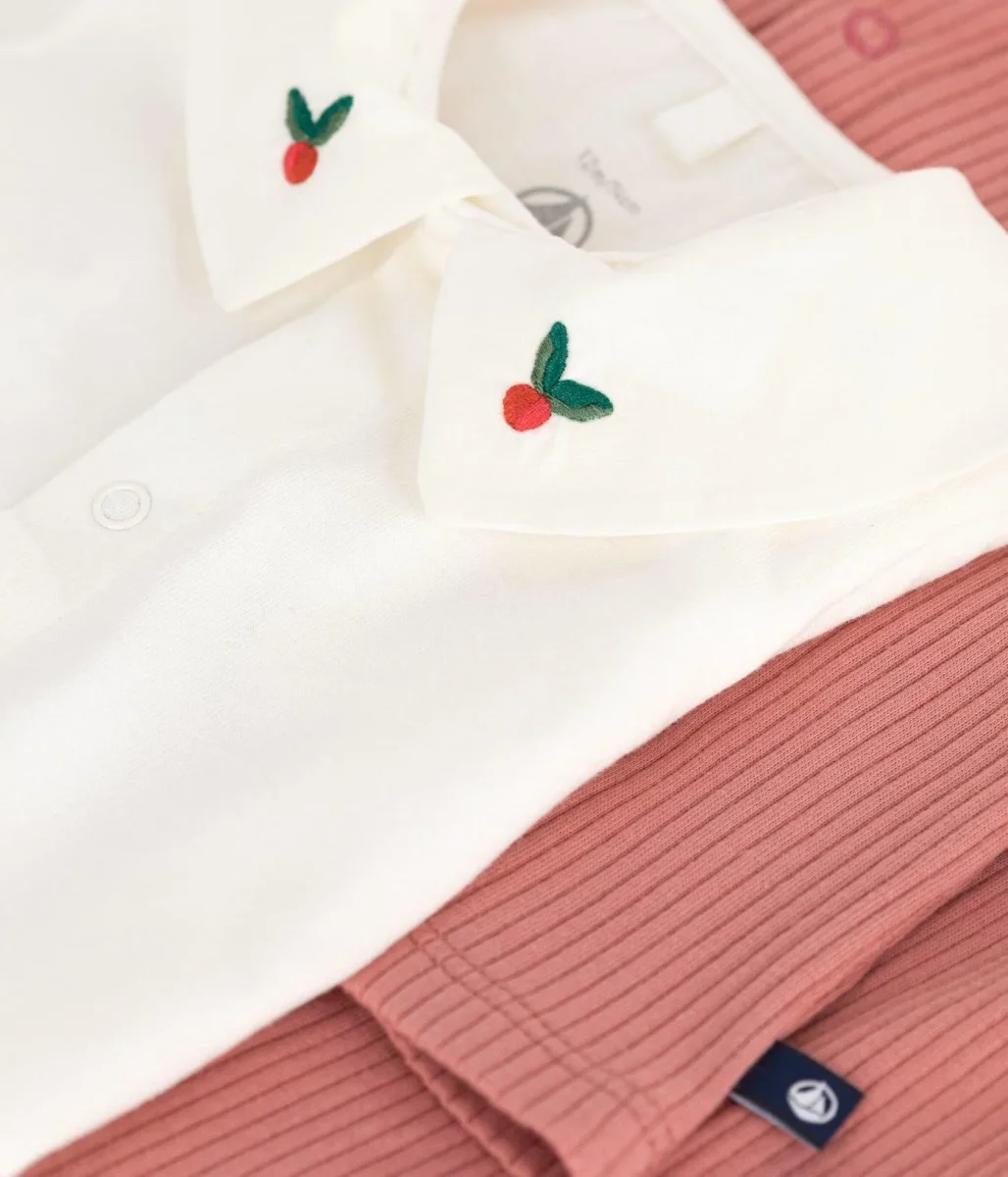 Completo bebè tre pezzi a costine e T-shirt con scollo ricamato. - immagine 6