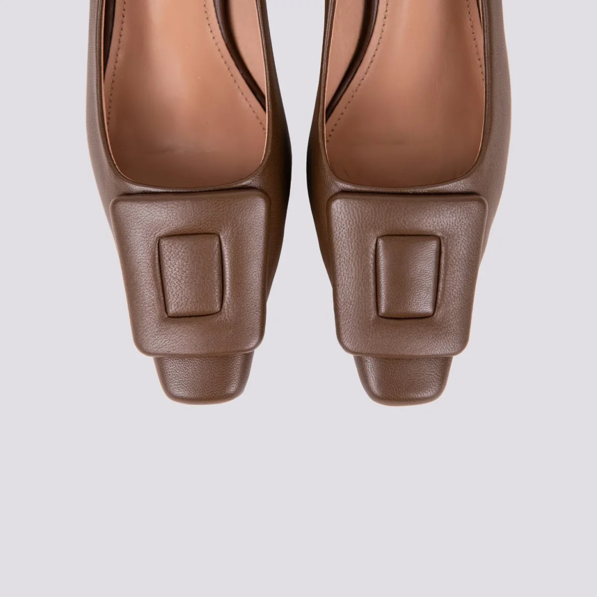 DECOLLETE CON APPLICAZIONE FRONTALE IN PELLE MARRONE - immagine 5