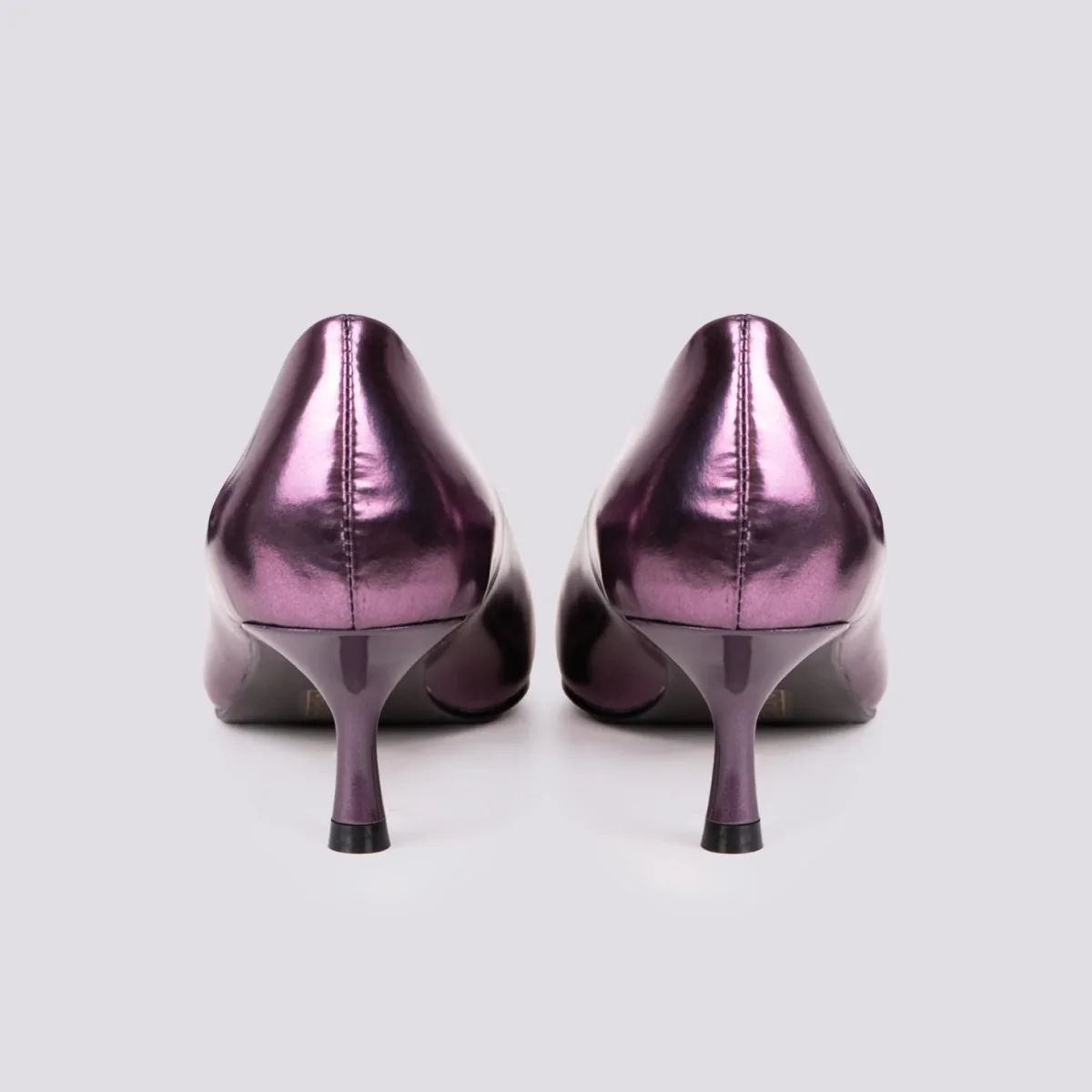 DECOLLETE CON APPLICAZIONE FRONTALE  IN PELLE VIOLA LAMINATA - immagine 4