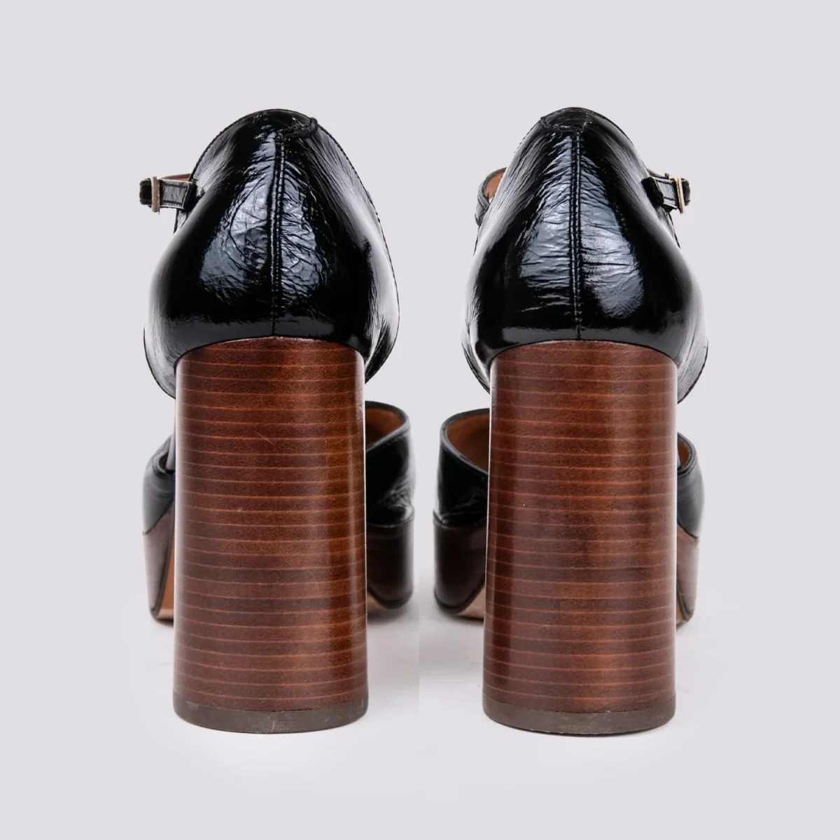 DECOLLETE CON CINTURINO E PLATEAU IN VERNICE NERA - immagine 4