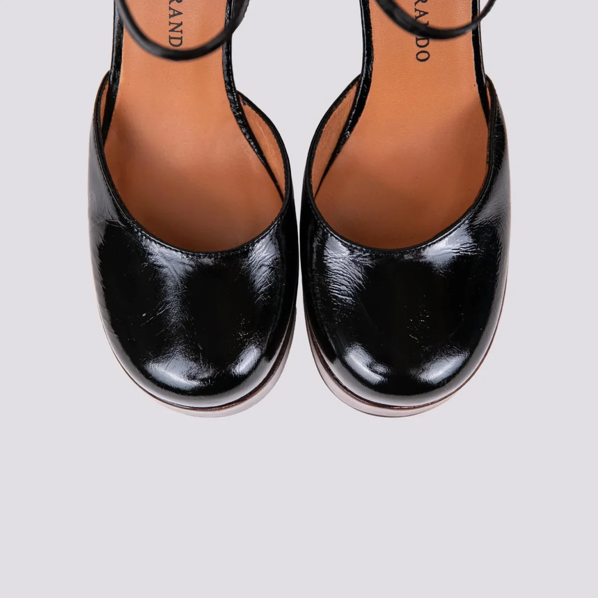 DECOLLETE CON CINTURINO E PLATEAU IN VERNICE NERA - immagine 5