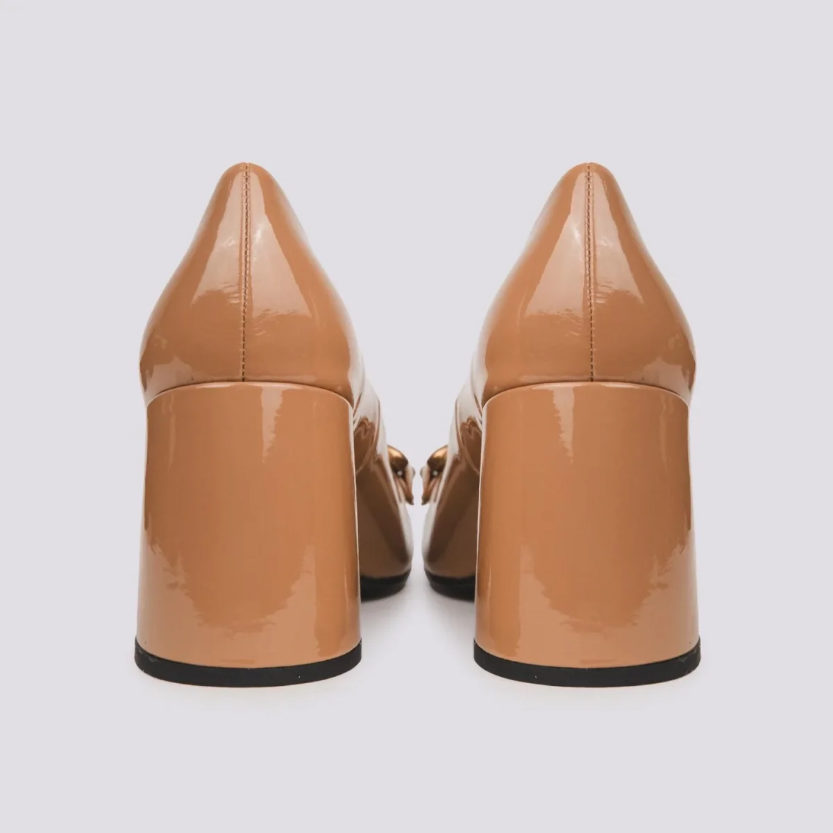 DECOLLETE CON TACCO SPESSO E MORSETTO FRONTALE IN VERNICE BEIGE - immagine 5