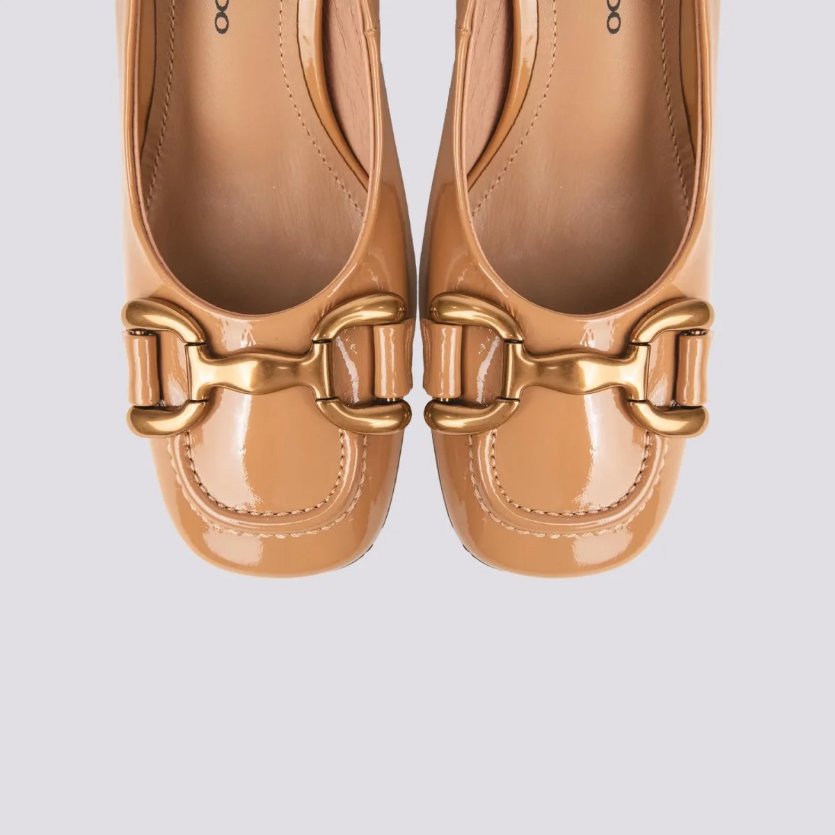 DECOLLETE CON TACCO SPESSO E MORSETTO FRONTALE IN VERNICE BEIGE - immagine 4