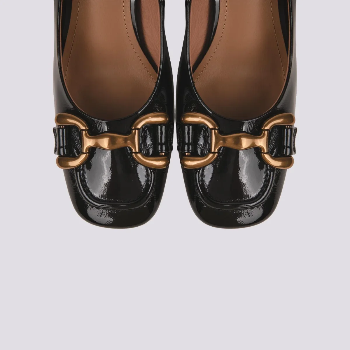 DECOLLETE IN VERNICE NERA CON TACCO SPESSO E MORSETTO FRONTALE - immagine 4