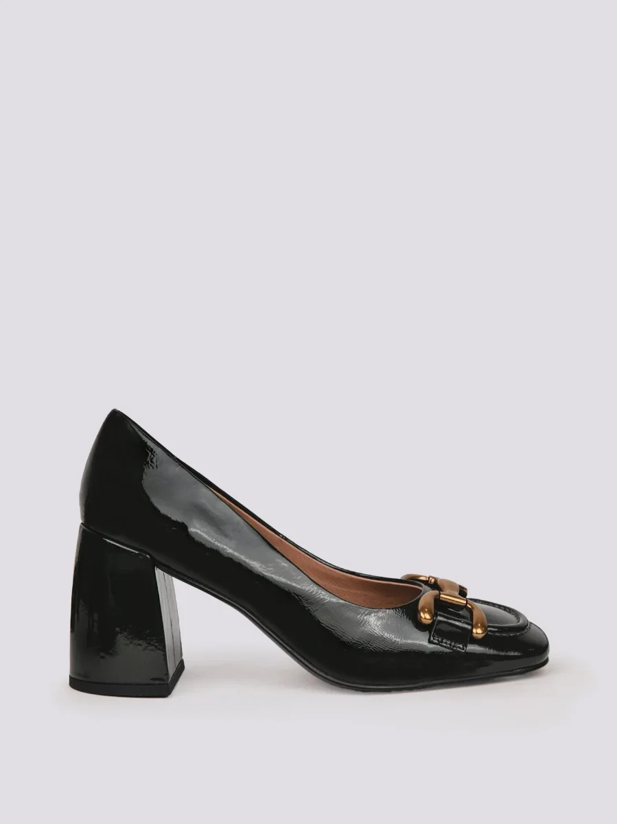 DECOLLETE IN VERNICE NERA CON TACCO SPESSO E MORSETTO FRONTALE