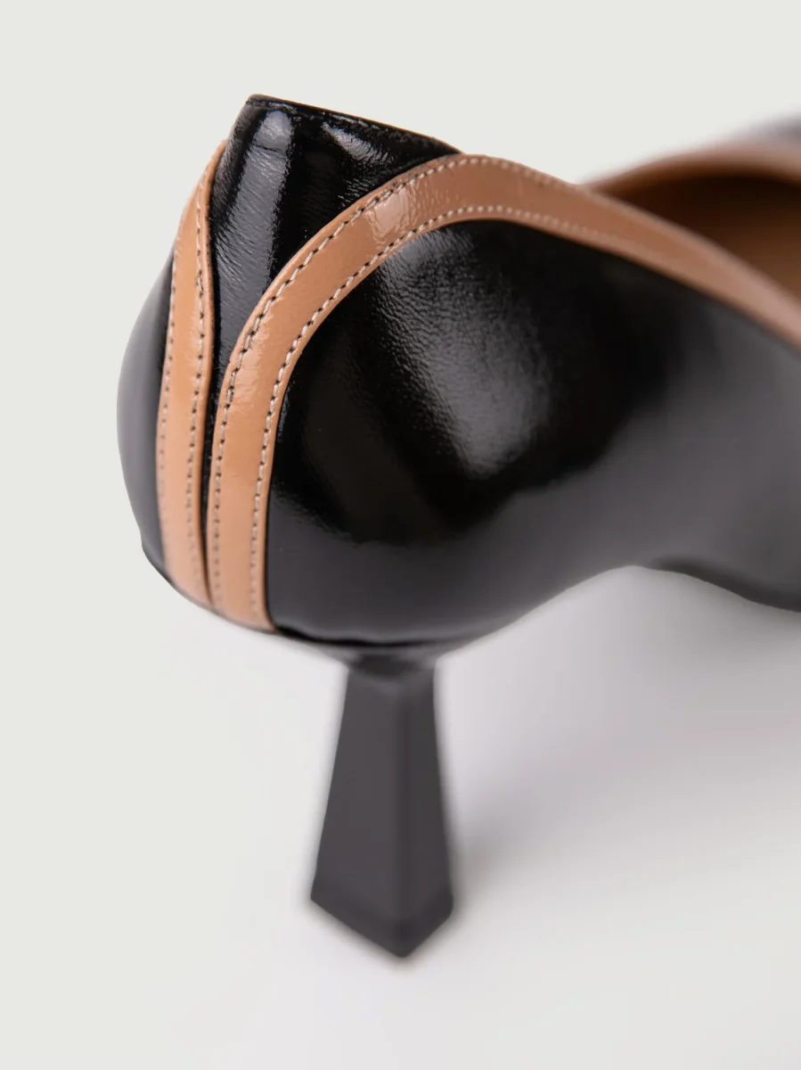 Décolleté in vernice nera con profilo cammello - immagine 6