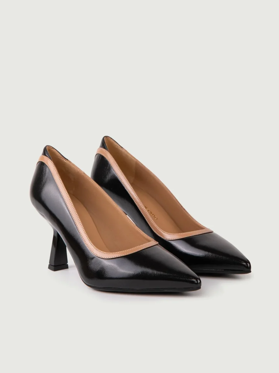 Décolleté in vernice nera con profilo cammello - immagine 3