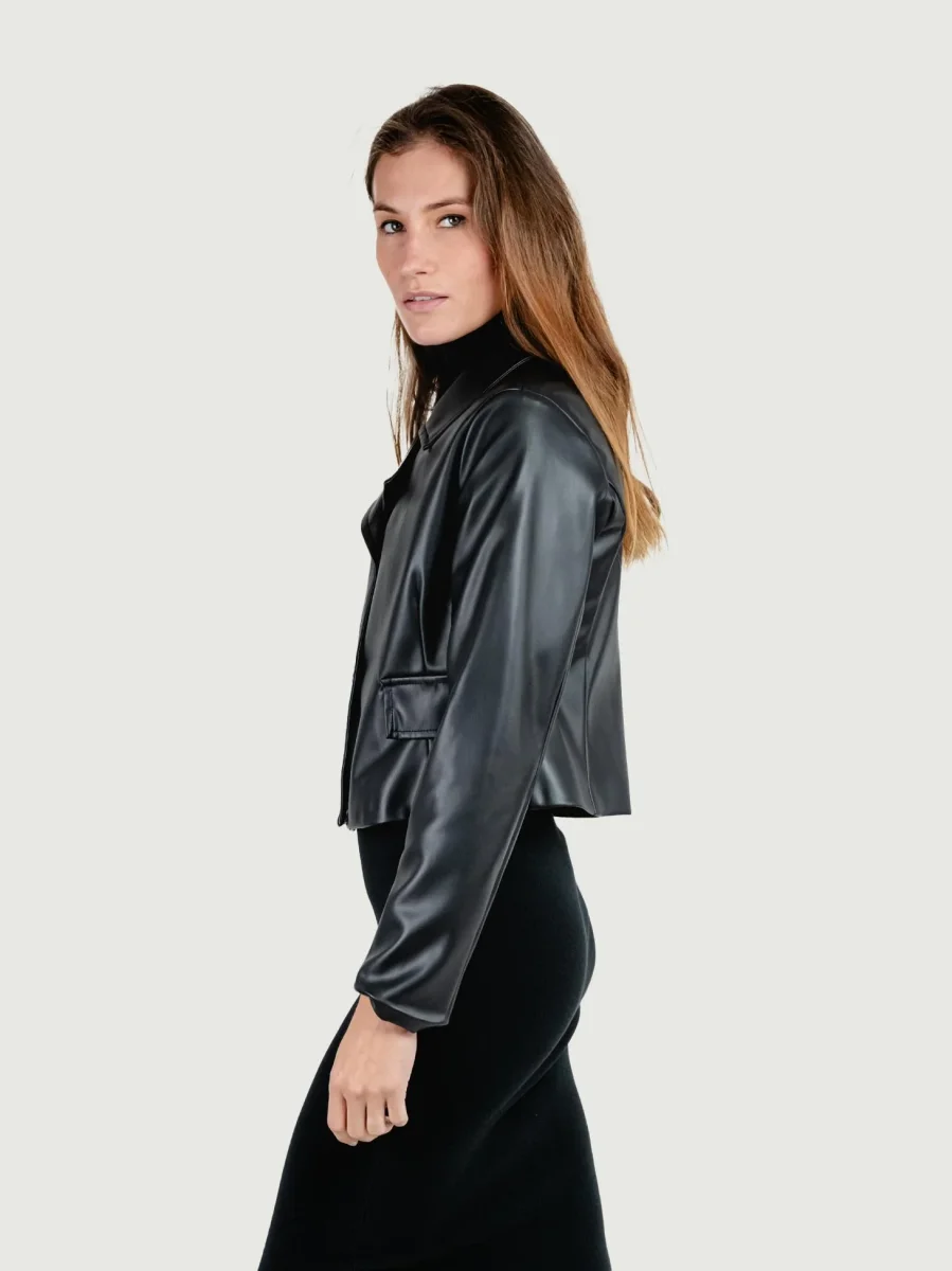 GIACCA CROPPED DOPPIOPETTO IN ECOPELLE NERA - immagine 4