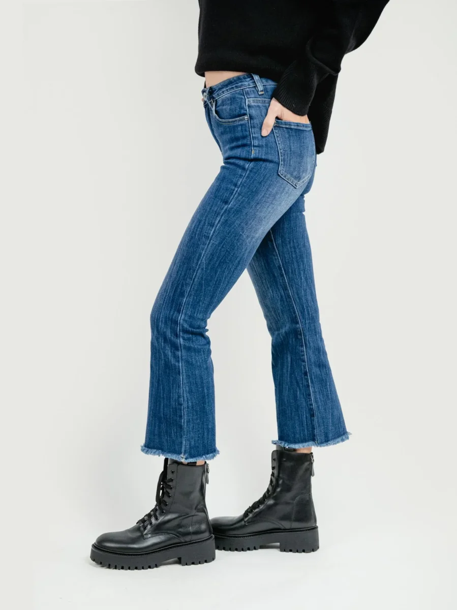 JEANS SFRANGIATO A TROMBETTA LAVAGGIO SCURO - immagine 4