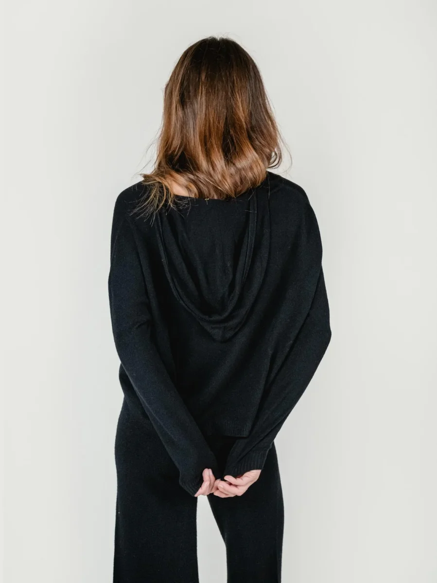 MAGLIA CON CAPPUCCIO NERO - immagine 4