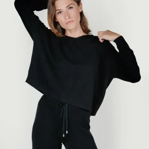 MAGLIA CON CAPPUCCIO NERO