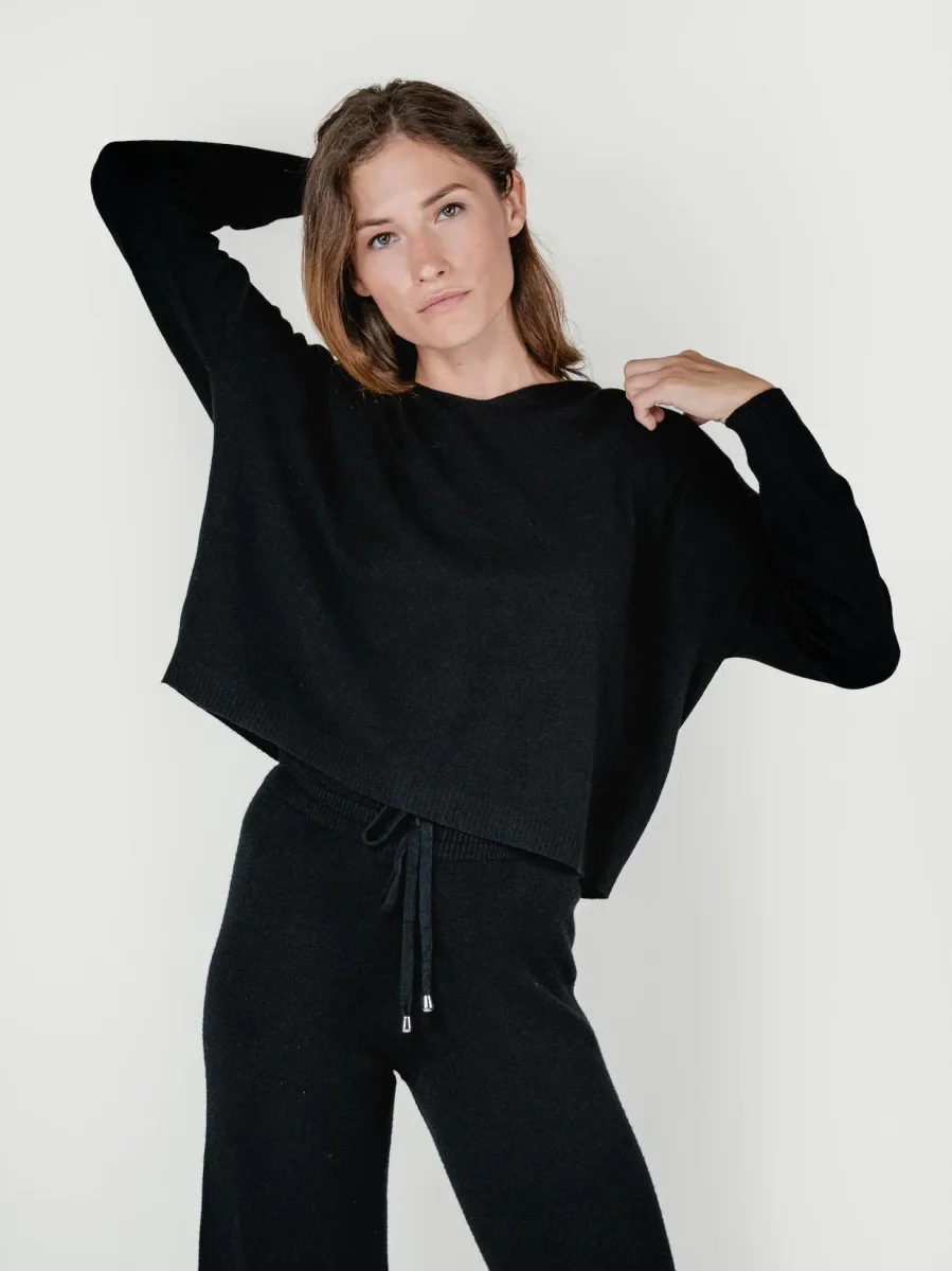 MAGLIA CON CAPPUCCIO NERO