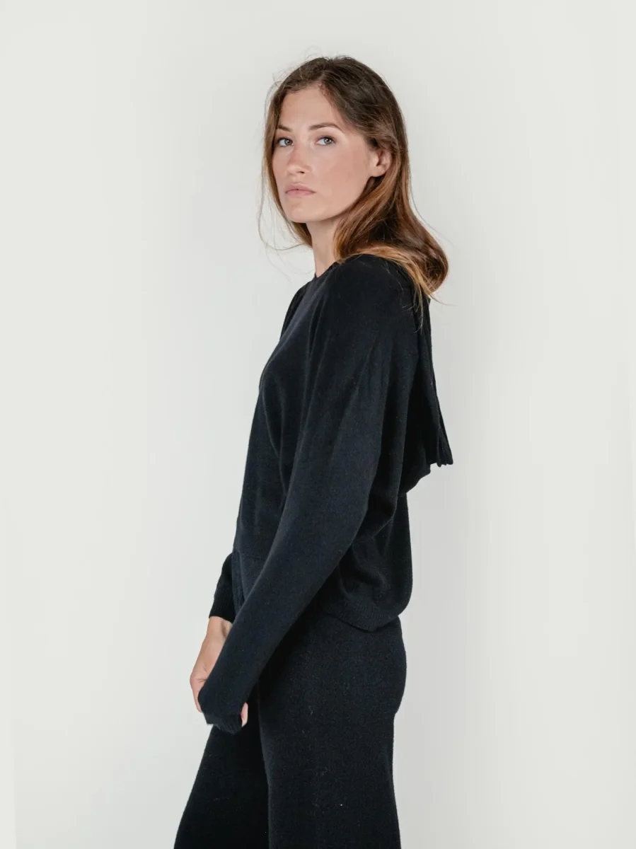MAGLIA CON CAPPUCCIO NERO - immagine 3